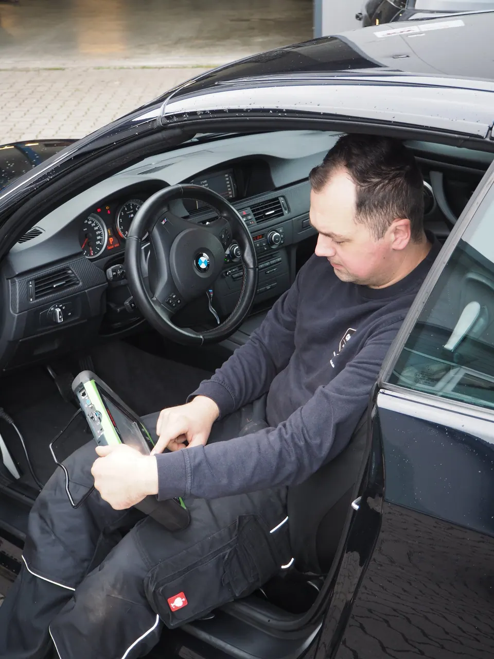 Techniker mit Diagnosegerät